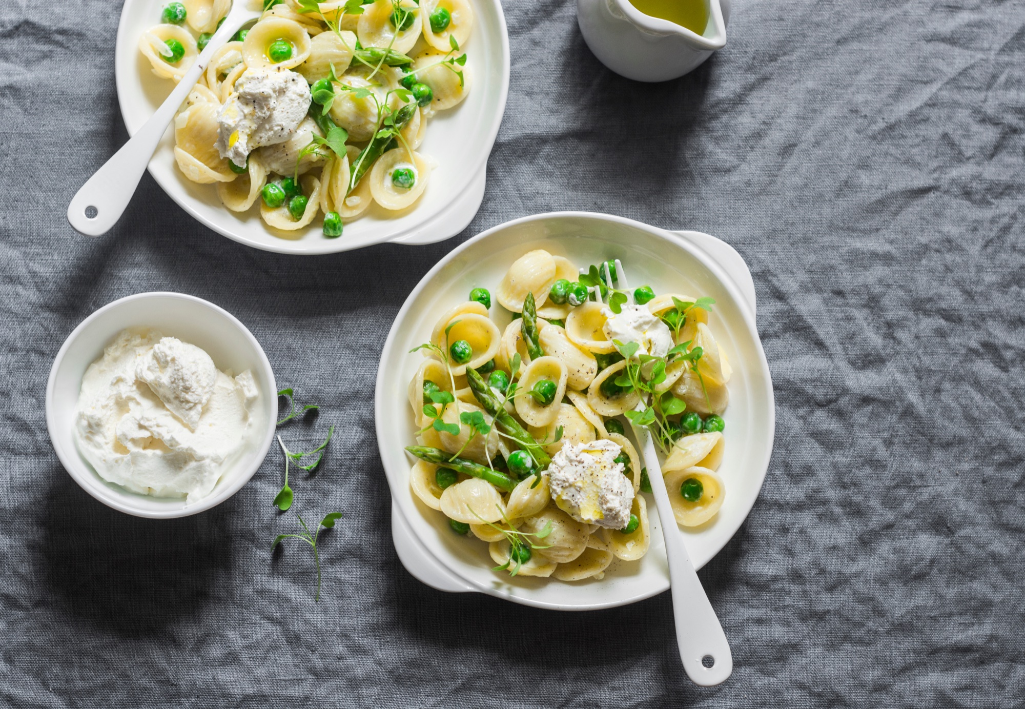 Pasta with ricotta and greens